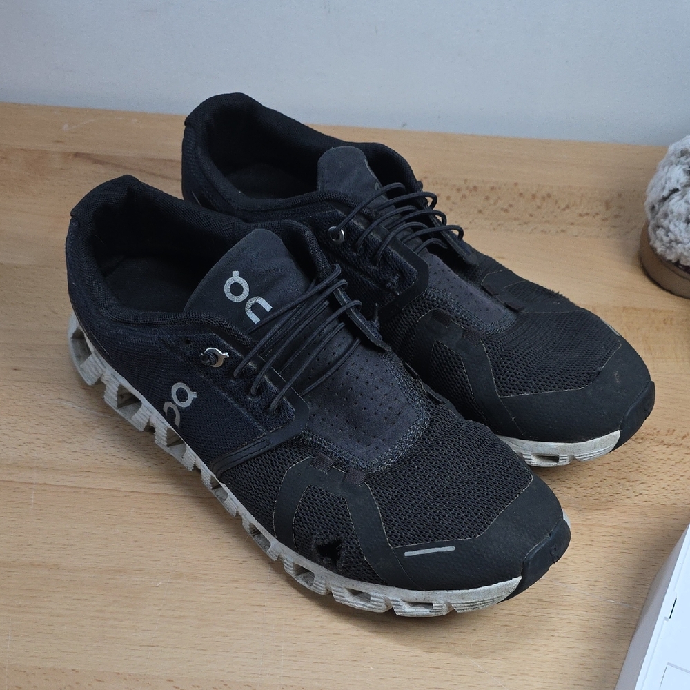 On Running Men's Black and White Athletic Shoes M10